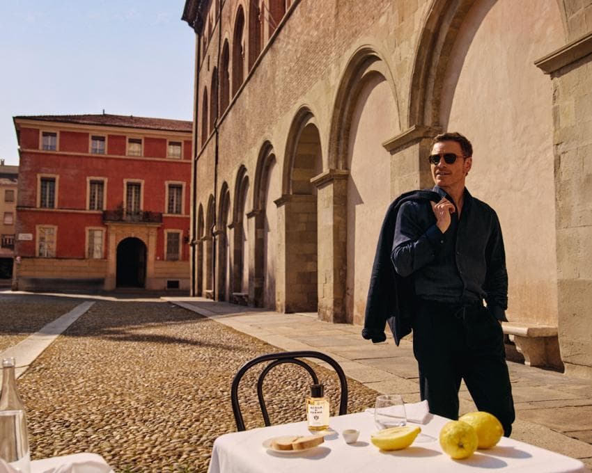 Michael Fassbender encarna a essência do luxo italiano na nova campanha da Acqua di Parma