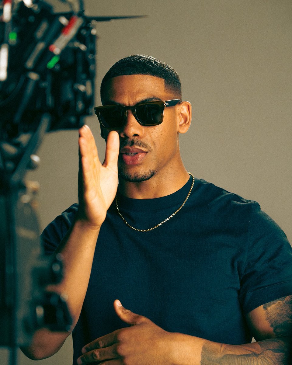 Aaron Pierre e Asa Butterfield na nova campanha global do Arsenal