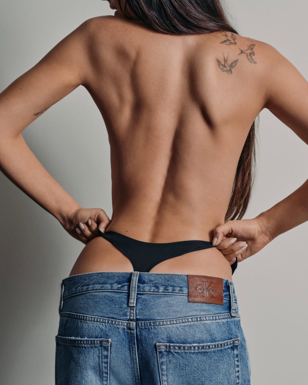 Dakota Johnson sedutora em nova campanha da Calvin Klein