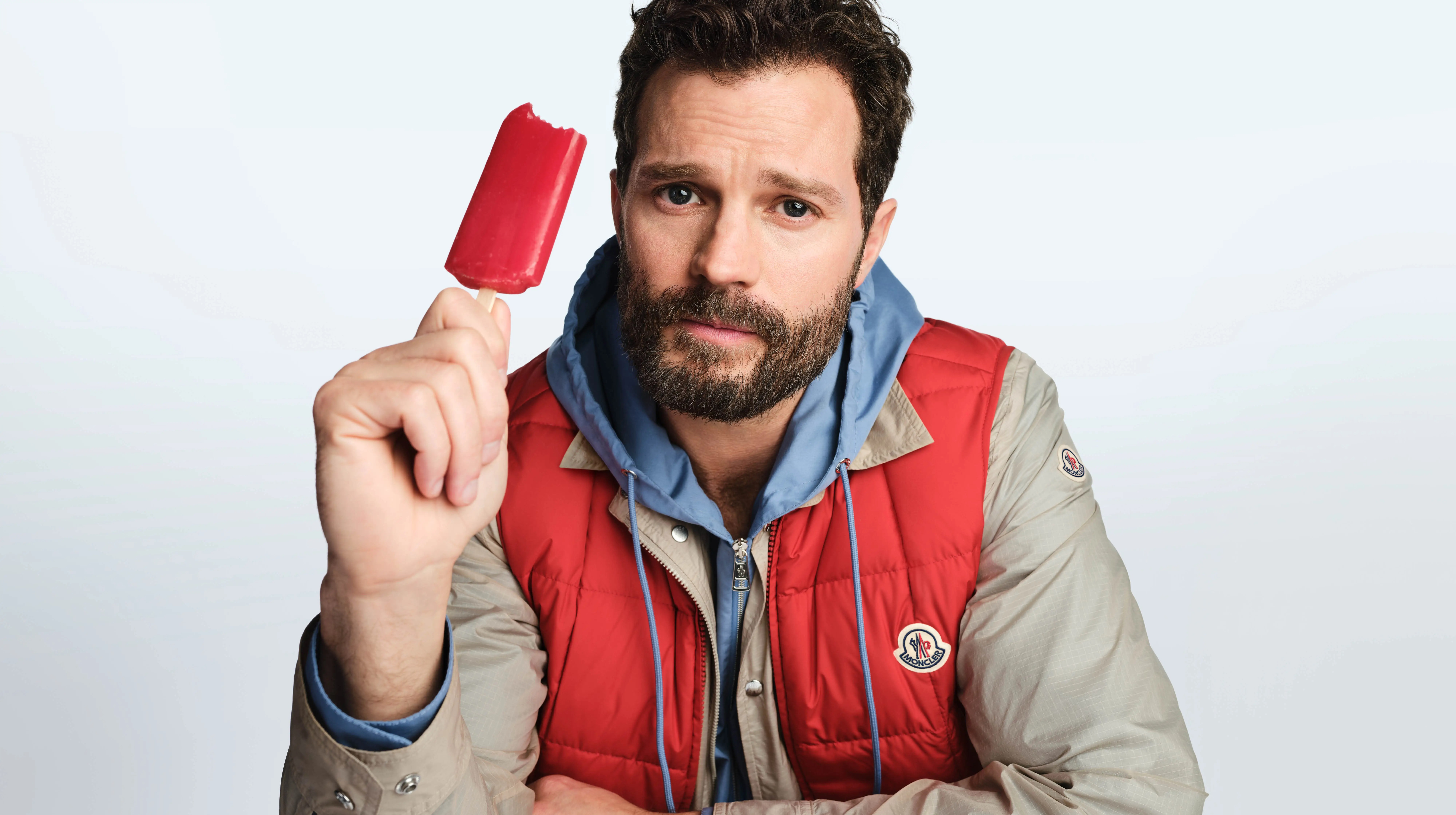 Jamie Dornan protagoniza campanha de verão da Moncler