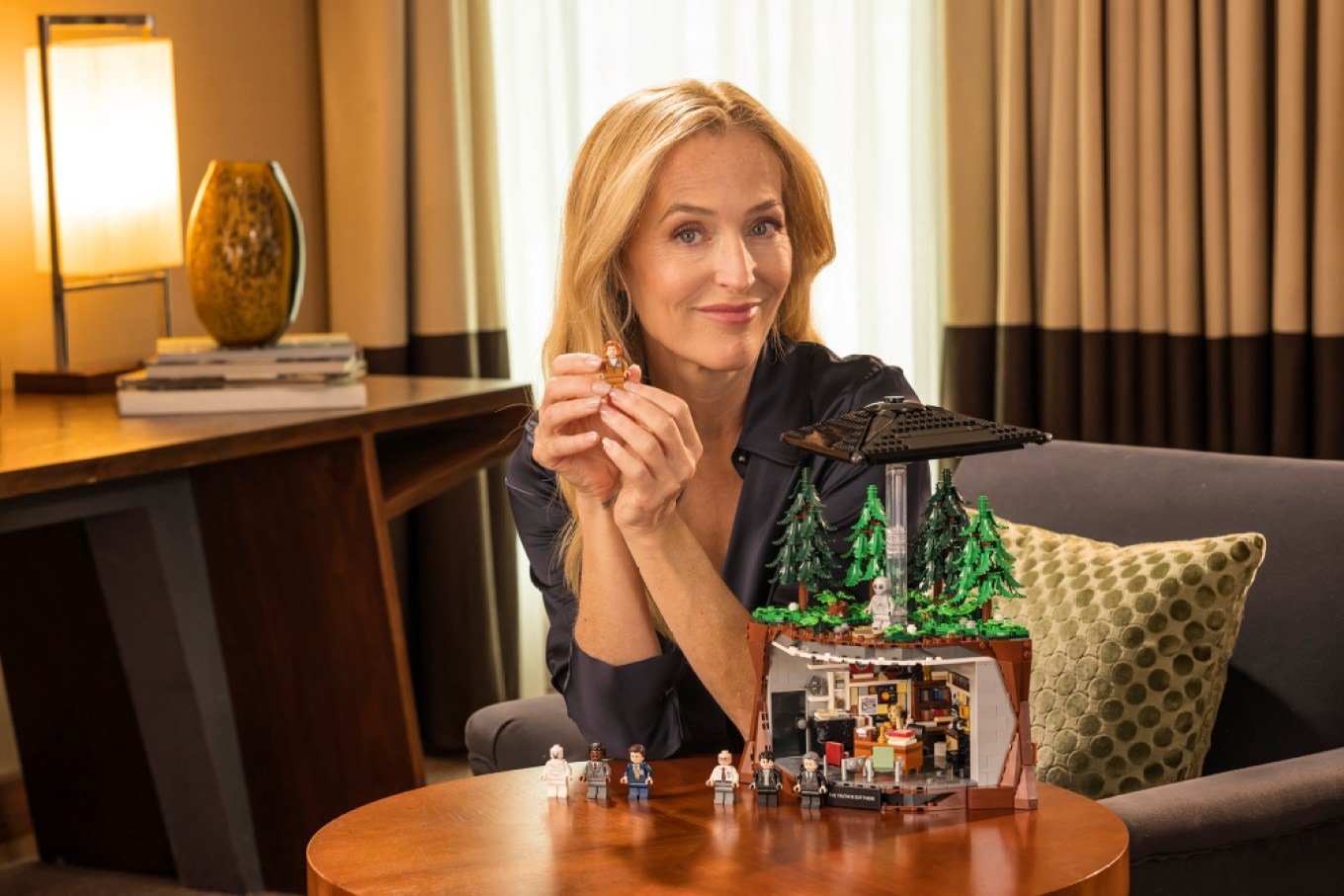 Gillian Anderson apresenta o novo set LEGO de The X-Files,
